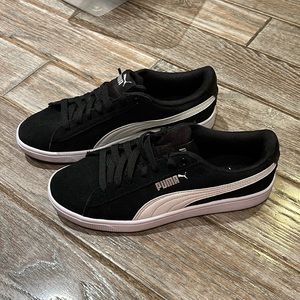 EUC! Puma classic sneaker!